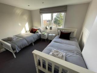 Beautiful 4B.2Ba House + office - 5