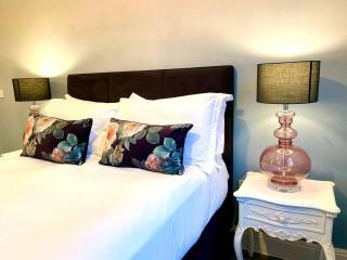 Stylish Apartment - 1 Minute walk to Poole Quay - Great Location - Free Parking - Fast WiFi - Smart TV - Newly decorated - sleeps up to 2! Close to Poole & Bournemouth & Sandbanks - Poole - 5