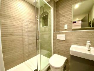 Luxurious Studio Apartment - 1 Minute walk to Poole Quay - Great Location - Free Parking - Fast WiFi - Smart TV - Newly decorated - sleeps up to 2! Close to Poole & Bournemouth & Sandbanks - 6