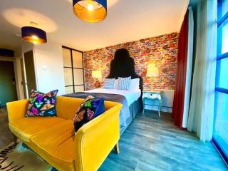 Luxurious Studio Apartment - 1 Minute walk to Poole Quay - Great Location - Free Parking - Fast WiFi - Smart TV - Newly decorated - sleeps up to 2! Close to Poole & Bournemouth & Sandbanks - Poole - 5