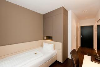 Manhattan Hotel - 8