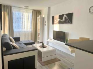 Great location, private parking, new apt - 0