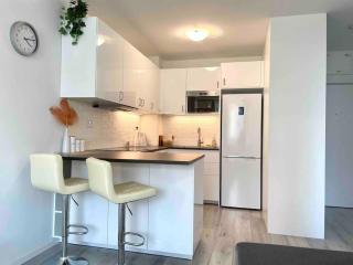 Great location, private parking, new apt - 1