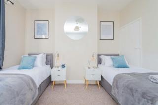 Central Townhouse Wolverhampton - Sleeps 8 - Ideal for Contractors & Families - 1