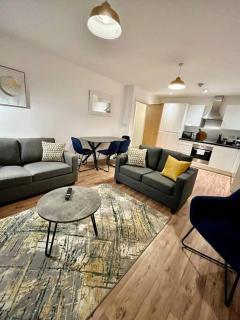Spacious 2 bed ground floor apartment, Free parking, close to Historic dockyard & Gunwharf Quays - 7