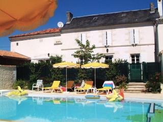 Maison de charme avec piscine chauffée et jardin privé, idéale pour familles - FR-1-653-85 - Saint-Cybardeaux - 0