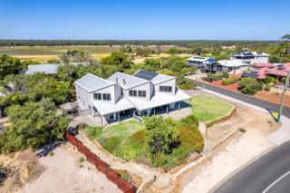 Seaview Residence by "Peppy Beach Retreats" - Two Houses in One with Soaring Ceilings - Capel - 9