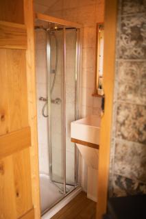 Harrys Hideout - Shepherd's Huts at Harrys Cottages - Pen y Clawdd - 6