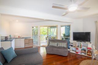 The Blue House - 100M TO BEACH, PET FRIENDLY, BIG HOUSE, SLEEPS 8 - Point Lookout - 1