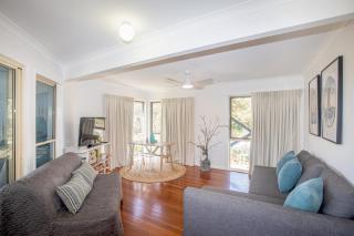 The Blue House - 100M TO BEACH, PET FRIENDLY, BIG HOUSE, SLEEPS 8 - Point Lookout - 5