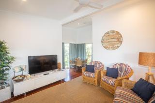 The Blue House - 100M TO BEACH, PET FRIENDLY, BIG HOUSE, SLEEPS 8 - Point Lookout - 2