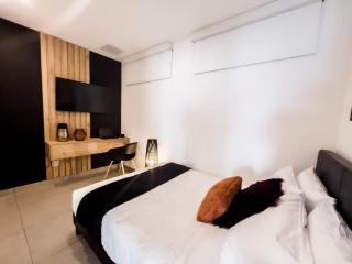 Upscaled And Modern Oceanfront Apartment - 1