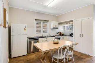 Cute & Cheerful! Close to CBD & Gorgeous Parkland! - 3