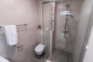 Mark's place Luxury Apartment with free private garage - 8