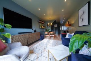 Castle Townhouse Kenilworth - Private Parking - 24 Hr Gym Access - Town Centre - 5