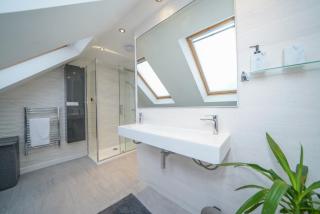 Castle Townhouse Kenilworth - Private Parking - 24 Hr Gym Access - Town Centre - Kenilworth - 4