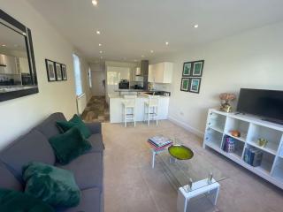 Light and Modern 2BR 1.5BA, newly refurbished! - Raynes Park - 0