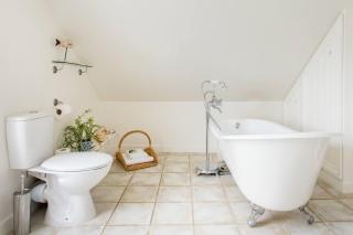 Stylish loft apartment moments from beach by Whitstable-Holidays, Bowline - 3