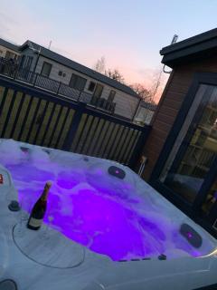 Bay Tree Lodge: Lakeside lodge w/hot tub & cinema surround sound - Woodhall Spa - 3