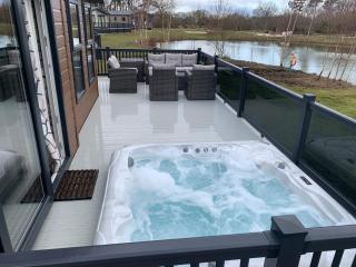Bay Tree Lodge: Lakeside lodge w/hot tub & cinema surround sound - Woodhall Spa - 9