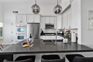 Waterside - Lavish Lakeside Property with Heated Pool and Pontoon Boat - Peoria - 8
