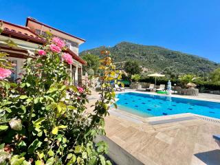 Spacious 4 BR Villa with 100m2 Private Pool and Unlimited WiFi Fethiye - Fethiye - 5