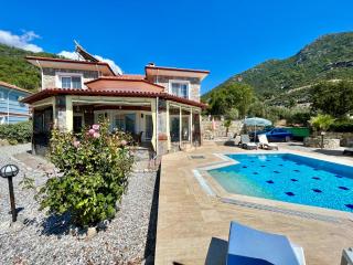 Spacious 4 BR Villa with 100m2 Private Pool and Unlimited WiFi Fethiye - Fethiye - 9