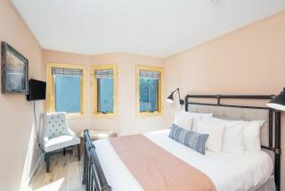 Chalet Chic Condo, Short Walk to Lift 7, Covered Parking condo - 1