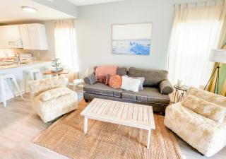 Duplex allows for one or both sides to be rented! Suitable for small or large families! - Gulf Shores - 9