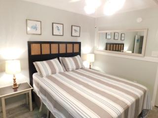 Budget Friendly Condo Perfect for a Romantic Getaway within Walking Distance to the Beach! - Gulf Shores - 0