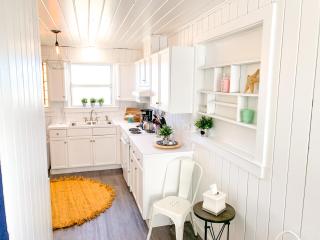 Budget Friendly Bungalow within Walking Distance to the Beach! - 4