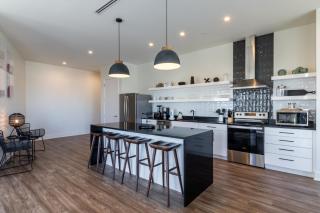 Spectacular 5 BR Luxury Condo with Rooftop Pool right on the Beach, Next to the Hangout! - Gulf Shores - 3