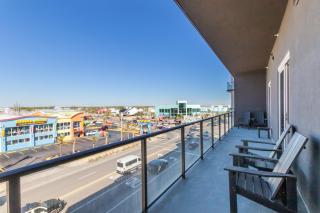 Elegant 4 BR Luxury Condo with Rooftop Pool Next to the Hangout - 6