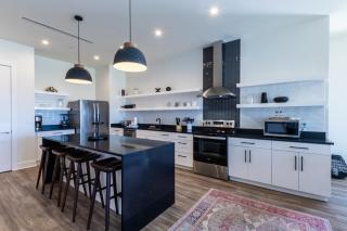 Elegant 4 BR Luxury Condo with Rooftop Pool Next to the Hangout - Gulf Shores - 3