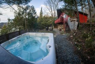 Cozy Winter Kabin + Hot Tub & Firepit - Huberdeau - 8