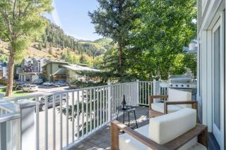 Lux Home with Gas Fireplace, Hot Tub, 8 min to lift 7 - Bunk Room for Kids! home - 7