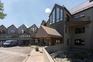 Ski trip value! Walk everywhere, hot tub, top floor condo - 1