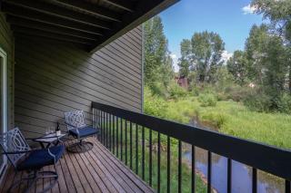 Riverside Dream! Quiet Spot w Deck, 5 Min Walk to Gondola & Main St, condo - 9