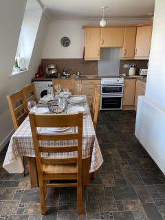 Lovely, Sleeps 6, Riverside Views, Parking, GY - 9