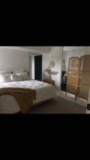 Palm Springs Vibe - Gorgeous Large Home, Superb Location - 1