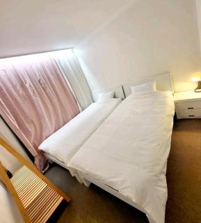 Sinchon Station Line 2 Exit 3 and 4 min three-room hongdae - Seoul - 5