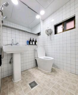 Sinchon Station Line 2 Exit 3 and 4 min three-room hongdae - Seoul - 3