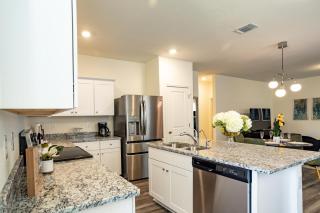 Lavishly Decorated 3-Bedroom Home Near Samsung-Taylor with King-Sized Bed - Hutto - 5
