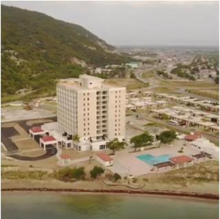 Ornella Villa - 2-Br Apartment - Pool - Parking - Portmore - 2