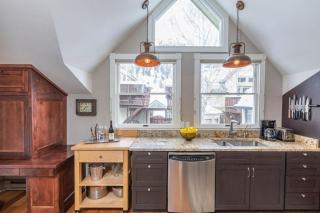 Peaceful Home-Like Condo - Spacious, Private Deck, Fireplace condo - 2