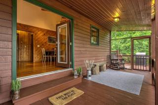Peak-a-Blue Cabin - Watch Movies from Hot Tub, Mountain View, Bigfoot Bunker Game Room, Fire Pit, Oversized Deck, Screened-in Porch - Mineral Bluff - 9