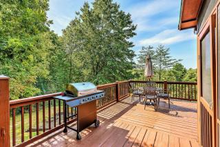 Peak-a-Blue Cabin - Watch Movies from Hot Tub, Mountain View, Bigfoot Bunker Game Room, Fire Pit, Oversized Deck, Screened-in Porch - Mineral Bluff - 3