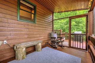 Peak-a-Blue Cabin - Watch Movies from Hot Tub, Mountain View, Bigfoot Bunker Game Room, Fire Pit, Oversized Deck, Screened-in Porch - Mineral Bluff - 1