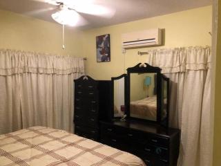Crystoural Suites near the US Embassy - Gated & Secure - 2 Bedrooms, 2 Beds, 4 Guest - Kingston - 4