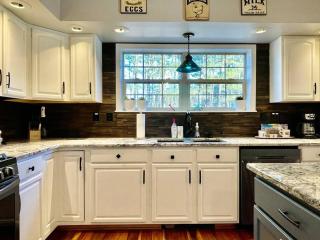 Family Friendly Cairo House with Hot Tub, Pool, Pond, 3Br, 3Ba Firepit, minutes from Hudson & Private Pond - Cairo - 8